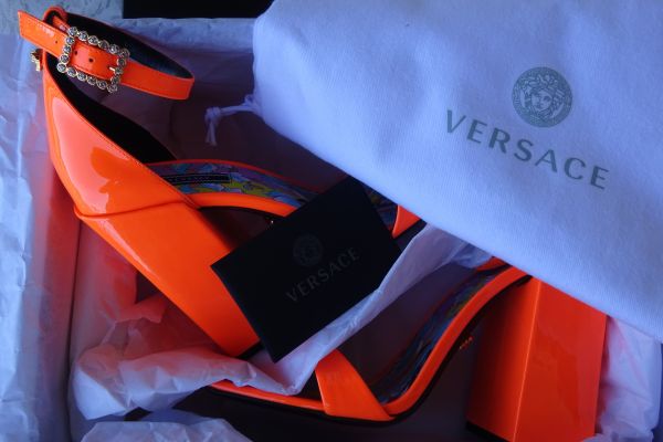 VERSACE ORIGINALE e NUOVI! BELLISSIMI sandali di pelle n: 37 e 40 versaceoriginaleenuovibellissi-6800093405bc7.jpg