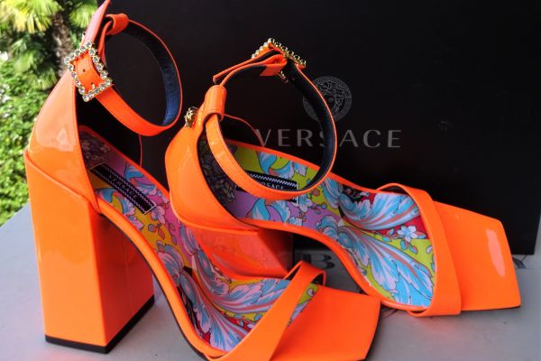 VERSACE ORIGINALE e NUOVI! BELLISSIMI sandali di pelle n: 37 e 40 versaceoriginaleenuovibellissi-680009a9a9cb8.jpg