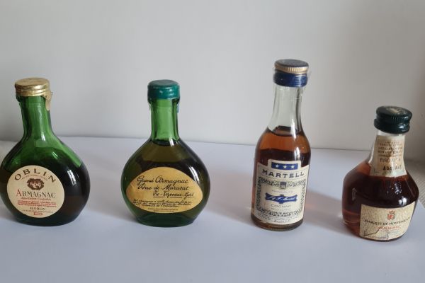 Mignon da collezione   Martell e Armagnac   n°   4  bottigliette , mignondacollezionemartellearma.jpg